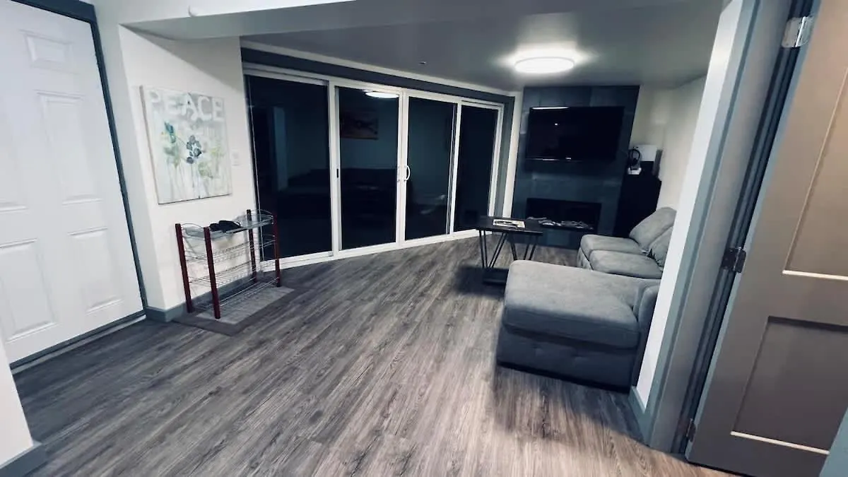 Tranquil Oasis 2 Bedroom Suite With Pool View Victoria 0*,  Canada
