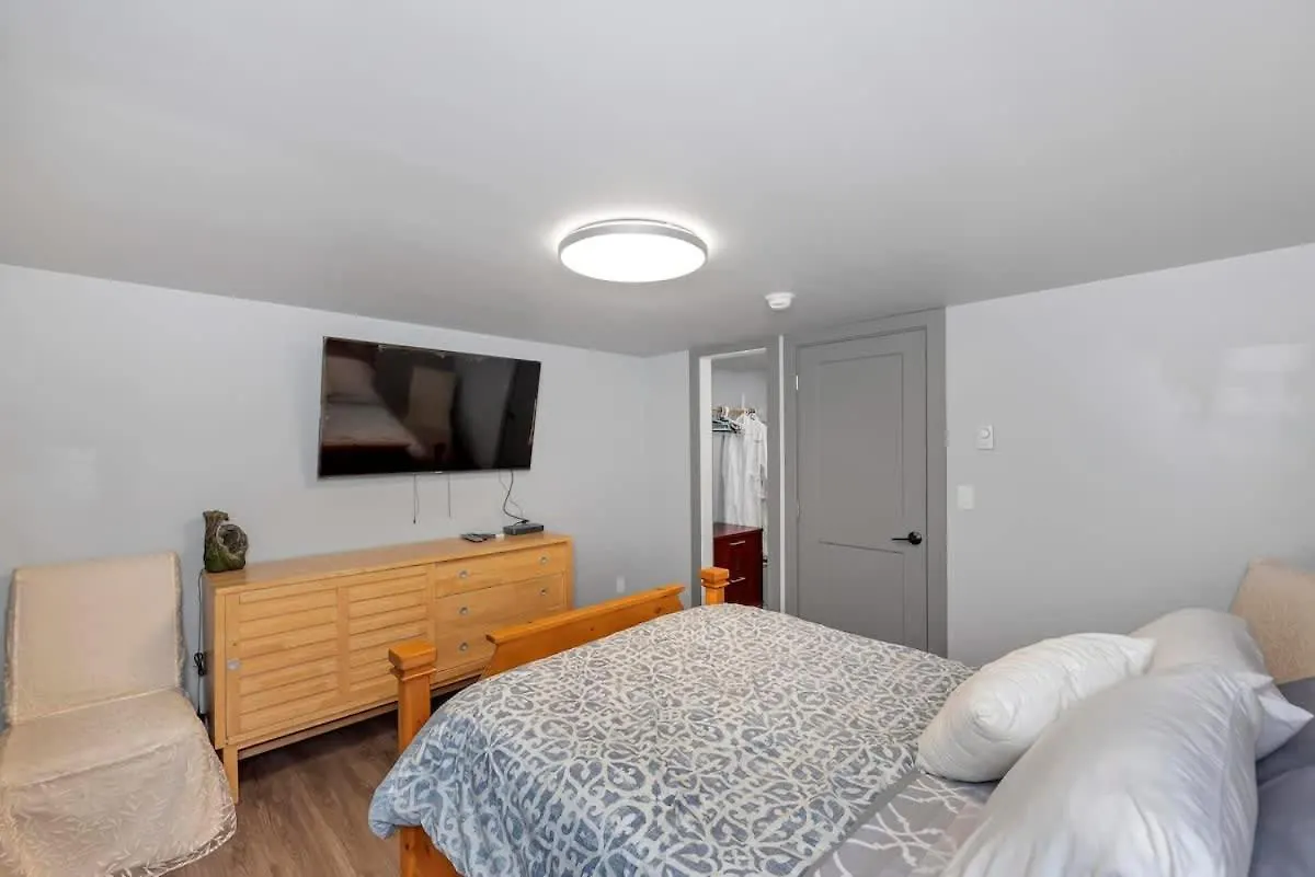 Holiday home Tranquil Oasis 2 Bedroom Suite With Pool View Victoria Canada